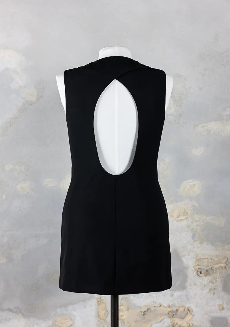 Gilet da donna lungo con apertura centrale con zip spalmata a doppio cursore, cut out sui fianchi, cucitura posteriore centrale ed oblò sulla schiena, scollatura a V.